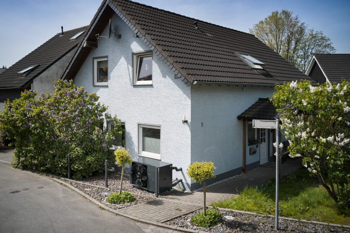 Heizung tauschen in NRW - Bild eines Einfamilienhauses mit Wärmepumpe